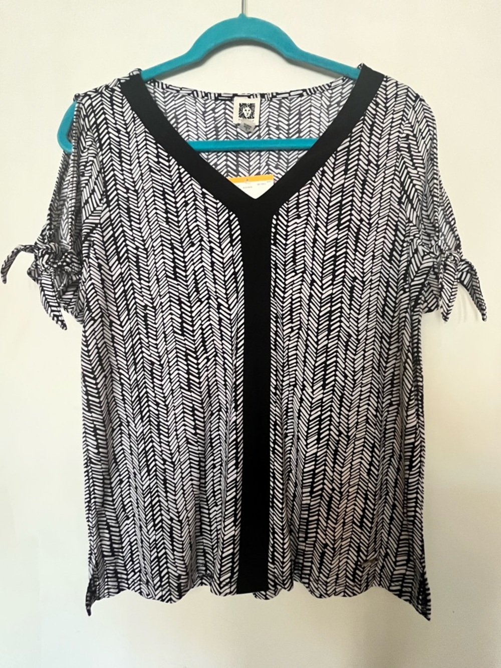 Anne Klein Black & White V-Neck Short Ooen Sleeve  Top Size Small NWT